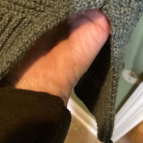 Old navy size small it's greenish gray color it has small splits on side - Picture 7 of 8